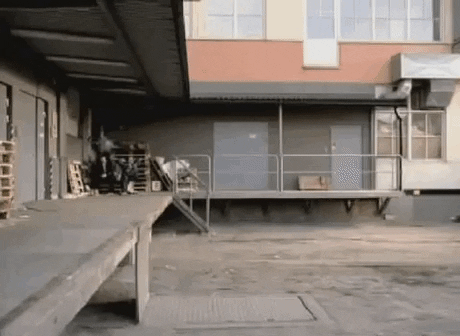 Motorthreadz truck delivering a package and speeding off.